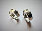 eenvoudig, zilver en beetje goudsoldeer, gezwart. Erg mooi!